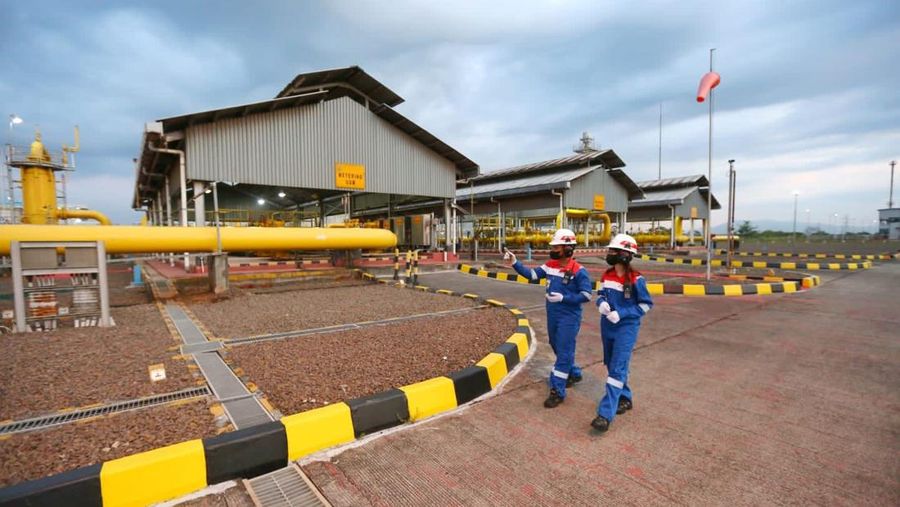 Petugas Memastikan Kesiapan Distribusi Gas