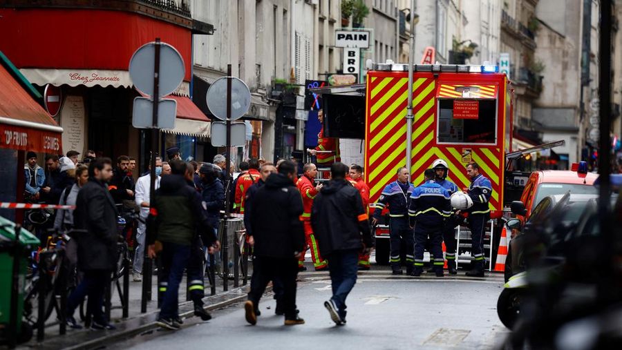 Polisi Prancis dan petugas pemadam kebakaran mengamankan jalan setelah tembakan dilepaskan yang menewaskan dua orang dan melukai beberapa orang di distrik pusat Paris, Prancis, 23 Desember 2022. (REUTERS/SARAH MEYSSONNIER)