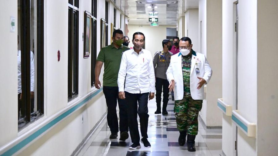 Presiden Joko Widodo menjenguk Wakil Presiden ke-6 RI, Try Sutrisno, yang tengah menjalani perawatan di Rumah Sakit Pusat Angkatan Darat (RSPAD) Gatot Soebroto, Jakarta, pada Jumat, 23 Desember 2022. (Dok: Biro Setpres)