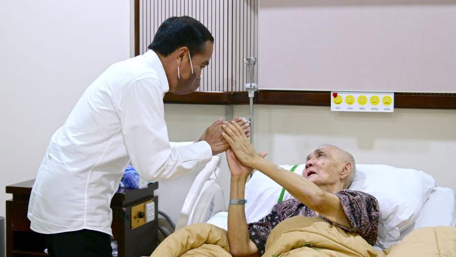 Presiden Joko Widodo menjenguk Wakil Presiden ke-6 RI, Try Sutrisno, yang tengah menjalani perawatan di Rumah Sakit Pusat Angkatan Darat (RSPAD) Gatot Soebroto, Jakarta, pada Jumat, 23 Desember 2022. (Dok: Biro Setpres)