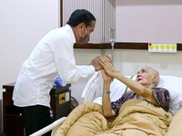 Jokowi Sebut Wapres ke-6 RI Try Sutrisno Kondisinya Stabil
