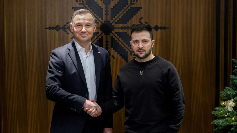 Presiden Ukraina Volodymyr Zelenskiy dan Presiden Polandia Andrzej Duda bertemu setelah kunjungan Zelenskiy ke Washington, di Bandara Rzeszow-Jasionka, Polandia, 22 Desember 2022. (Jakub Szymczuk/KPRP/Handout via REUTERS)