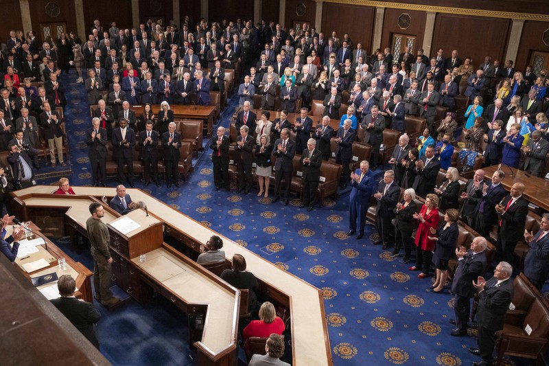 Presiden Ukraina Volodymyr Zelensky berpidato pada pertemuan gabungan Kongres di Kamar DPR AS Capitol pada 21 Desember 2022 di Washington, DC. President of Ukraine Volodymyr Zelensky addresses a joint meeting of Congress in the House Chamber of the U.S. Capitol on December 21, 2022 in Washington, DC. In his first known trip outside of Ukraine since Russia invaded, Zelensky met with U.S. President Joe Biden and outlined Ukraine's request for continued military aid. Seated behind Zelensky was U.S. Vice President Kamala Harris (L) and Speaker of the House Nancy Pelosi (D-CA). (Photo by Chip Somodevilla/Getty Images)
