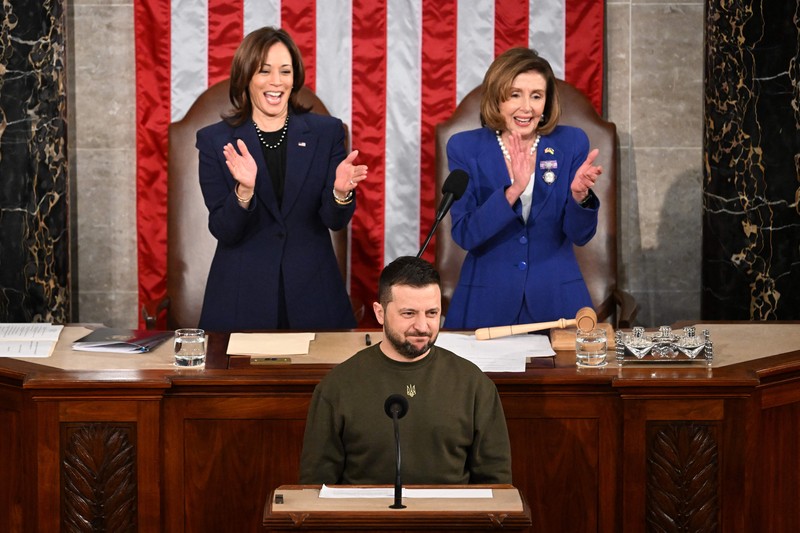 Presiden Ukraina Volodymyr Zelensky berpidato pada pertemuan gabungan Kongres di Kamar DPR AS Capitol pada 21 Desember 2022 di Washington, DC. President of Ukraine Volodymyr Zelensky addresses a joint meeting of Congress in the House Chamber of the U.S. Capitol on December 21, 2022 in Washington, DC. In his first known trip outside of Ukraine since Russia invaded, Zelensky met with U.S. President Joe Biden and outlined Ukraine's request for continued military aid. Seated behind Zelensky was U.S. Vice President Kamala Harris (L) and Speaker of the House Nancy Pelosi (D-CA). (Photo by Chip Somodevilla/Getty Images)