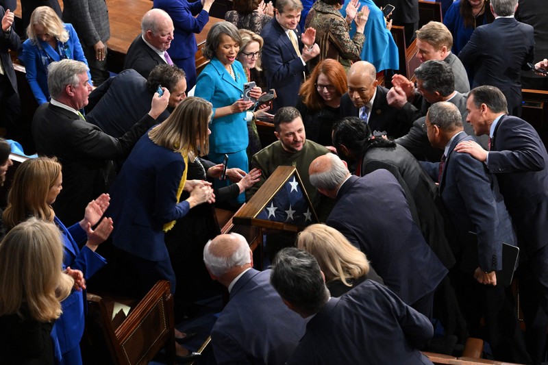 Presiden Ukraina Volodymyr Zelensky berpidato pada pertemuan gabungan Kongres di Kamar DPR AS Capitol pada 21 Desember 2022 di Washington, DC. President of Ukraine Volodymyr Zelensky addresses a joint meeting of Congress in the House Chamber of the U.S. Capitol on December 21, 2022 in Washington, DC. In his first known trip outside of Ukraine since Russia invaded, Zelensky met with U.S. President Joe Biden and outlined Ukraine's request for continued military aid. Seated behind Zelensky was U.S. Vice President Kamala Harris (L) and Speaker of the House Nancy Pelosi (D-CA). (Photo by Chip Somodevilla/Getty Images)