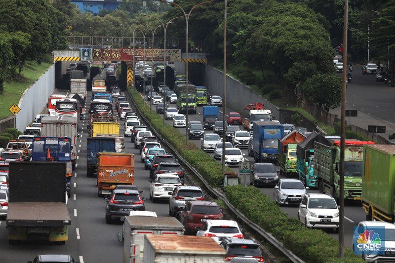 Sejumlah kendaraan melintas di tol Jor, Jakarta, Jumat, 23/12. Masyarakat sudah mulai berlibur hal ini terlihat dari meningkatnya angka mobilitas kendaraan dari Jakarta ke luar kota. Ratusan ribu kendaraan sudah meninggalkan Jakarta, terjadi peningkatan signifikan. (CNBC Indonesia/Muihammad Sabki) Sejumlah kendaraan melintas di tol Jor, Jakarta, Jumat, 23/12. Masyarakat sudah mulai berlibur hal ini terlihat dari meningkatnya angka mobilitas kendaraan dari Jakarta ke luar kota. Ratusan ribu kendaraan sudah meninggalkan Jakarta, terjadi peningkatan signifikan. (CNBC Indonesia/Muihammad Sabki)