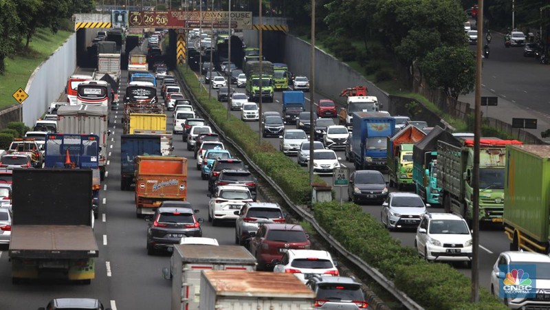 Sejumlah kendaraan melintas di tol Jor, Jakarta, Jumat, 23/12. Masyarakat sudah mulai berlibur hal ini terlihat dari meningkatnya angka mobilitas kendaraan dari Jakarta ke luar kota. Ratusan ribu kendaraan sudah meninggalkan Jakarta, terjadi peningkatan signifikan. (CNBC Indonesia/Muihammad Sabki)