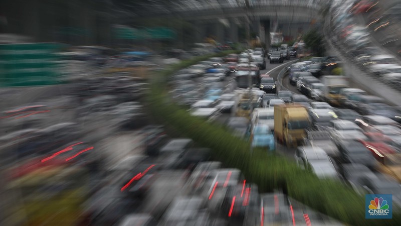 Sejumlah kendaraan melintas di tol Jor, Jakarta, Jumat, 23/12. Masyarakat sudah mulai berlibur hal ini terlihat dari meningkatnya angka mobilitas kendaraan dari Jakarta ke luar kota. Ratusan ribu kendaraan sudah meninggalkan Jakarta, terjadi peningkatan signifikan. (CNBC Indonesia/Muihammad Sabki) Sejumlah kendaraan melintas di tol Jor, Jakarta, Jumat, 23/12. Masyarakat sudah mulai berlibur hal ini terlihat dari meningkatnya angka mobilitas kendaraan dari Jakarta ke luar kota. Ratusan ribu kendaraan sudah meninggalkan Jakarta, terjadi peningkatan signifikan. (CNBC Indonesia/Muihammad Sabki)