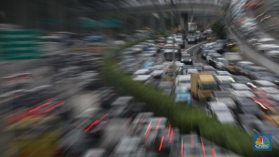 Sejumlah kendaraan melintas di tol Jor, Jakarta, Jumat, 23/12. Masyarakat sudah mulai berlibur hal ini terlihat dari meningkatnya angka mobilitas kendaraan dari Jakarta ke luar kota. Ratusan ribu kendaraan sudah meninggalkan Jakarta, terjadi peningkatan signifikan. (CNBC Indonesia/Muihammad Sabki)