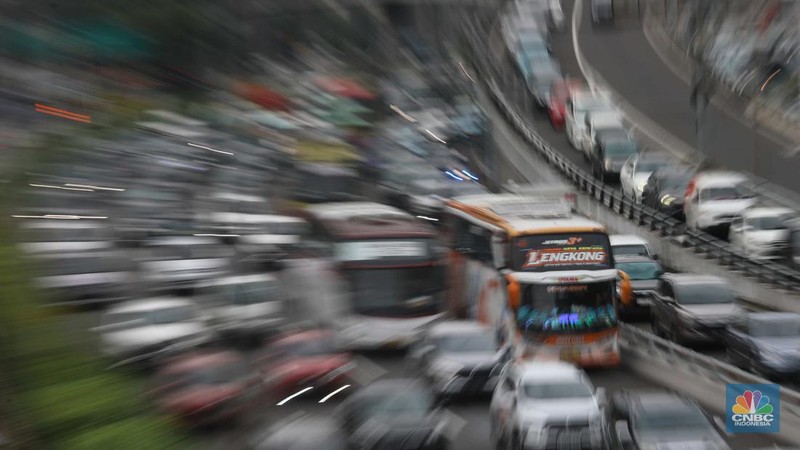 Sejumlah kendaraan melintas di tol Jor, Jakarta, Jumat, 23/12. Masyarakat sudah mulai berlibur hal ini terlihat dari meningkatnya angka mobilitas kendaraan dari Jakarta ke luar kota. Ratusan ribu kendaraan sudah meninggalkan Jakarta, terjadi peningkatan signifikan. (CNBC Indonesia/Muihammad Sabki)