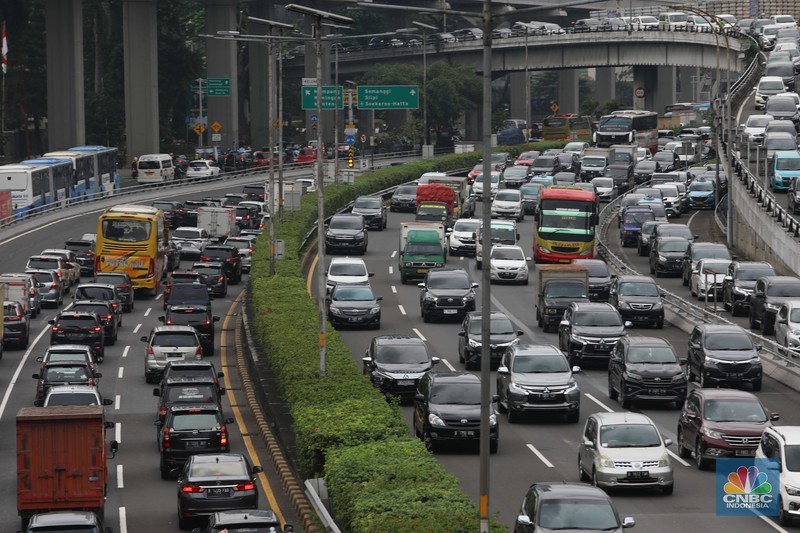 Sejumlah kendaraan melintas di tol Jor, Jakarta, Jumat, 23/12. Masyarakat sudah mulai berlibur hal ini terlihat dari meningkatnya angka mobilitas kendaraan dari Jakarta ke luar kota. Ratusan ribu kendaraan sudah meninggalkan Jakarta, terjadi peningkatan signifikan. (CNBC Indonesia/Muihammad Sabki) Sejumlah kendaraan melintas di tol Jor, Jakarta, Jumat, 23/12. Masyarakat sudah mulai berlibur hal ini terlihat dari meningkatnya angka mobilitas kendaraan dari Jakarta ke luar kota. Ratusan ribu kendaraan sudah meninggalkan Jakarta, terjadi peningkatan signifikan. (CNBC Indonesia/Muihammad Sabki)