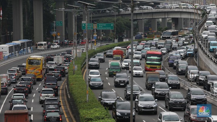 Sejumlah kendaraan melintas di tol Jor, Jakarta, Jumat, 23/12. Masyarakat sudah mulai berlibur hal ini terlihat dari meningkatnya angka mobilitas kendaraan dari Jakarta ke luar kota. Ratusan ribu kendaraan sudah meninggalkan Jakarta, terjadi peningkatan signifikan. (CNBC Indonesia/Muihammad Sabki) Sejumlah kendaraan melintas di tol Jor, Jakarta, Jumat, 23/12. Masyarakat sudah mulai berlibur hal ini terlihat dari meningkatnya angka mobilitas kendaraan dari Jakarta ke luar kota. Ratusan ribu kendaraan sudah meninggalkan Jakarta, terjadi peningkatan signifikan. (CNBC Indonesia/Muihammad Sabki)