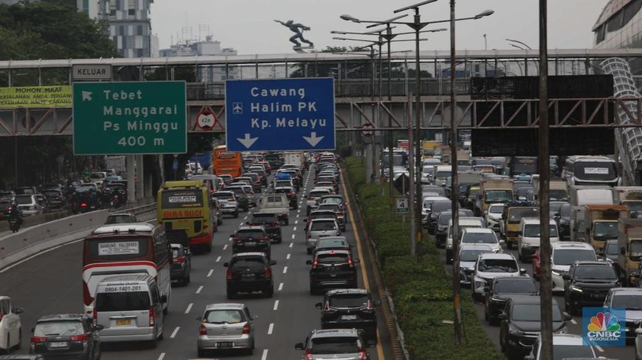 Sejumlah kendaraan melintas di tol Jor, Jakarta, Jumat, 23/12. Masyarakat sudah mulai berlibur hal ini terlihat dari meningkatnya angka mobilitas kendaraan dari Jakarta ke luar kota. Ratusan ribu kendaraan sudah meninggalkan Jakarta, terjadi peningkatan signifikan. (CNBC Indonesia/Muihammad Sabki)