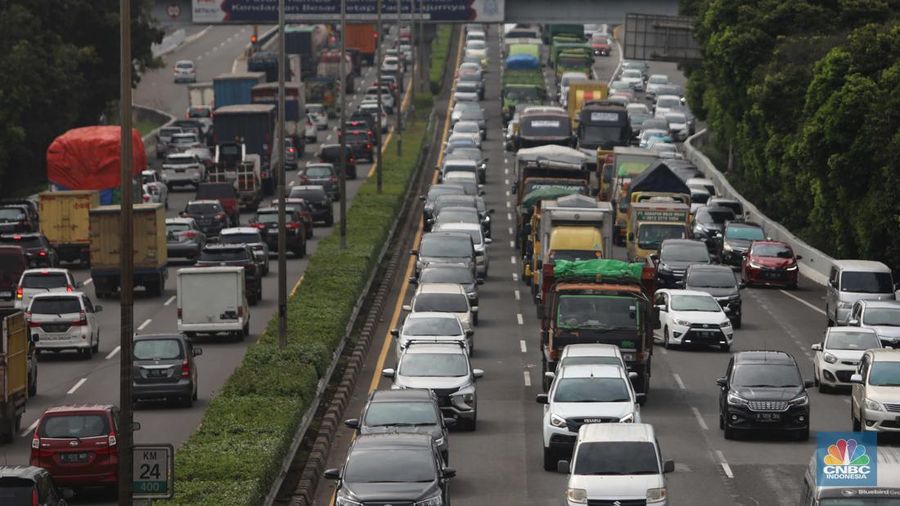 Sejumlah kendaraan melintas di tol Jor, Jakarta, Jumat, 23/12. Masyarakat sudah mulai berlibur hal ini terlihat dari meningkatnya angka mobilitas kendaraan dari Jakarta ke luar kota. Ratusan ribu kendaraan sudah meninggalkan Jakarta, terjadi peningkatan signifikan. (CNBC Indonesia/Muihammad Sabki)