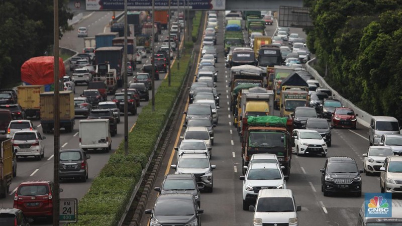 Sejumlah kendaraan melintas di tol Jor, Jakarta, Jumat, 23/12. Masyarakat sudah mulai berlibur hal ini terlihat dari meningkatnya angka mobilitas kendaraan dari Jakarta ke luar kota. Ratusan ribu kendaraan sudah meninggalkan Jakarta, terjadi peningkatan signifikan. (CNBC Indonesia/Muihammad Sabki)