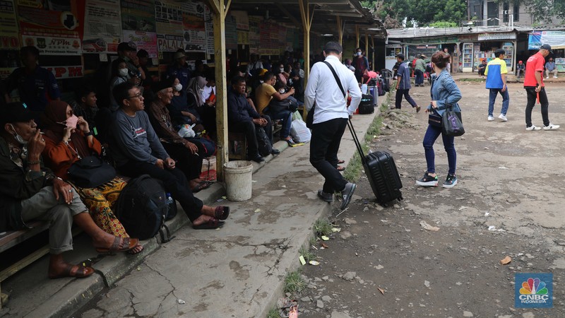 Sejumlah penumpang memadati pool bus Pasar Jumat, di Kawasan Pasar Jumat, Jakarta, Jumat, (23/12/2022). (CNBC Indonesia/Andrean Kristianto)