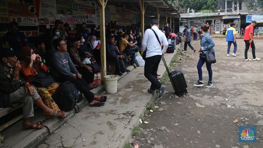 Sejumlah penumpang memadati pool bus Pasar Jumat, di Kawasan Pasar Jumat, Jakarta, Jumat, (23/12/2022). (CNBC Indonesia/Andrean Kristianto)