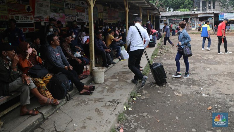 Sejumlah penumpang memadati pool bus Pasar Jumat, di Kawasan Pasar Jumat, Jakarta, Jumat, (23/12/2022). (CNBC Indonesia/Andrean Kristianto)