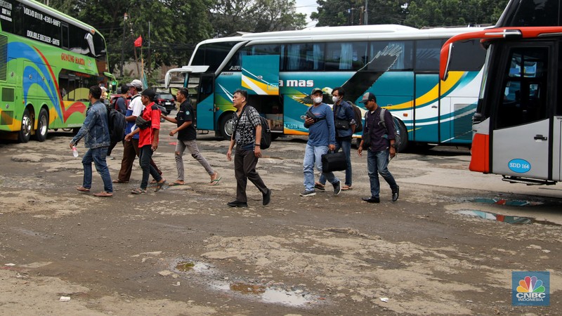 Sejumlah penumpang memadati pool bus Pasar Jumat, di Kawasan Pasar Jumat, Jakarta, Jumat, (23/12/2022). (CNBC Indonesia/Andrean Kristianto)