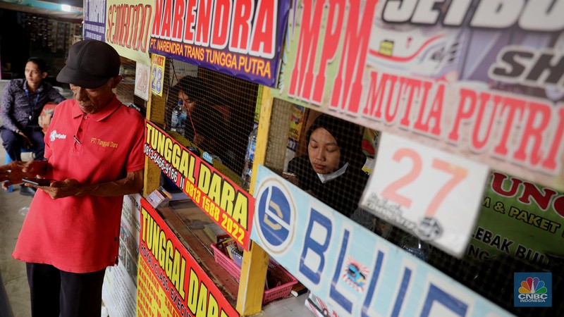 Sejumlah penumpang memadati pool bus Pasar Jumat, di Kawasan Pasar Jumat, Jakarta, Jumat, (23/12/2022). (CNBC Indonesia/Andrean Kristianto)