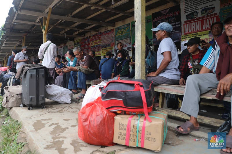 Sejumlah penumpang memadati pool bus Pasar Jumat, di Kawasan Pasar Jumat, Jakarta, Jumat, (23/12/2022). (CNBC Indonesia/Andrean Kristianto)