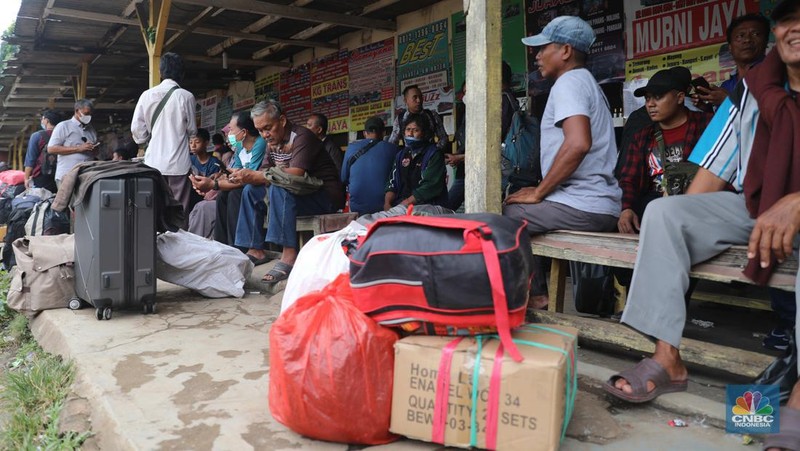 Sejumlah penumpang memadati pool bus Pasar Jumat, di Kawasan Pasar Jumat, Jakarta, Jumat, (23/12/2022). (CNBC Indonesia/Andrean Kristianto)