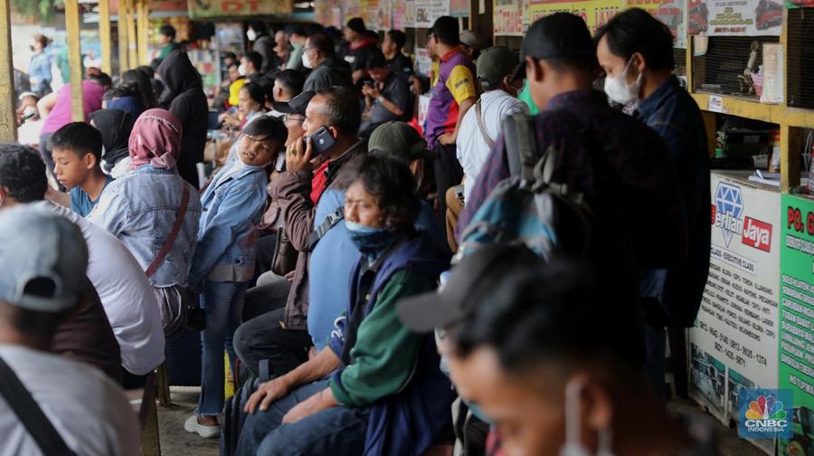 Sejumlah penumpang memadati pool bus Pasar Jumat, di Kawasan Pasar Jumat, Jakarta, Jumat, (23/12/2022). (CNBC Indonesia/Muhammad Sabki)