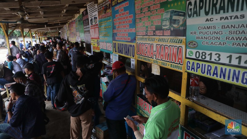 Sejumlah penumpang memadati pool bus Pasar Jumat, di Kawasan Pasar Jumat, Jakarta, Jumat, (23/12/2022). (CNBC Indonesia/Andrean Kristianto)