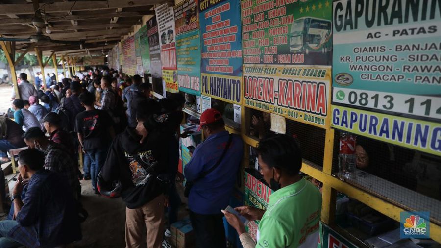 Sejumlah penumpang memadati pool bus Pasar Jumat, di Kawasan Pasar Jumat, Jakarta, Jumat, (23/12/2022). (CNBC Indonesia/Andrean Kristianto)