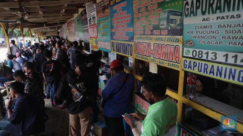 Sejumlah penumpang memadati pool bus Pasar Jumat, di Kawasan Pasar Jumat, Jakarta, Jumat, (23/12/2022). (CNBC Indonesia/Andrean Kristianto)
