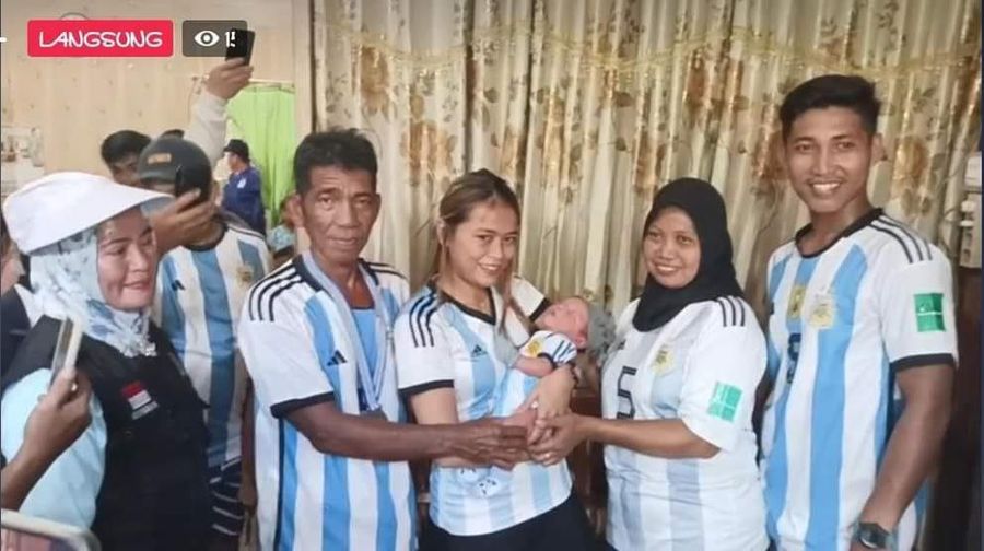 Sepasang suami istri asal sulawesi melahirkan anak yang diberikan nama Messi. (Facebook/Marda Nose)