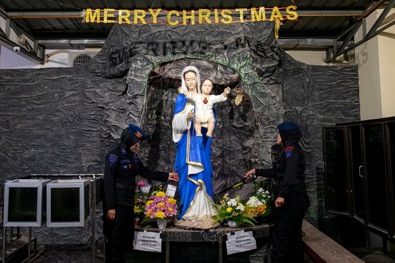 1245808930 Anti-terror police check security at a church ahead of Christmas eve in Medan on December 24, 2022. (Photo by ARIANDI / AFP) (Photo by ARIANDI/AFP via Getty Images)