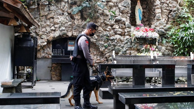 Anti-terror police check security at a church ahead of Christmas eve in Medan on December 24, 2022. (Photo by ARIANDI / AFP) (Photo by ARIANDI/AFP via Getty Images)