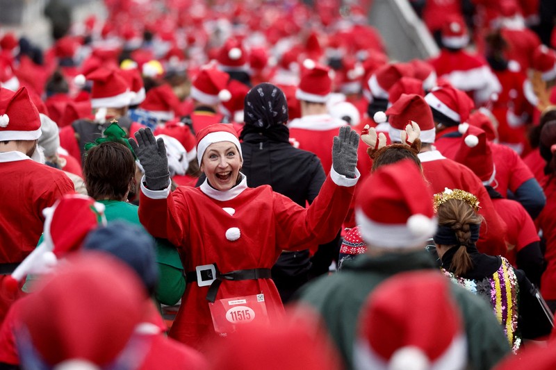 CHRISTMAS-SEASON/JERUSALEM Issa Kassissieh dressed as Santa Claus flies above Jerusalem in a hot air balloon December 20, 2022. REUTERS/Amir Cohen