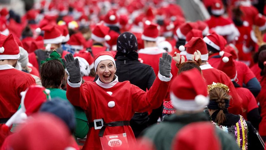 Runners dressed as Santa Claus take part in the Christmas Corrida Race on the streets of Issy-les-Moulineaux, near Paris, France, December 11, 2022. REUTERS/Benoit Tessier     TPX IMAGES OF THE DAY