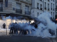 Demo Berujung Ricuh di Paris, Usai Penembakan Suku Kurdi