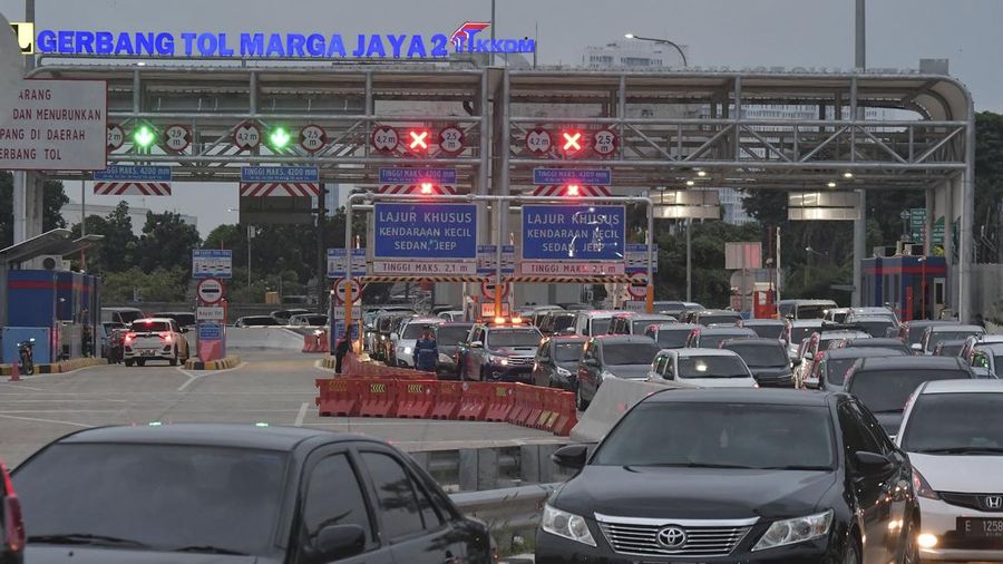 Sejumlah kendaraan melintas di Gerbang Tol Marga Jaya 2 yang merupakan bagian dari Tol Becakayu (Bekasi Cawang Kampung Melayu) Seksi 2A di Bekasi, Jawa Barat, Jumat (23/12/2022). PT Waskita Toll Road (WTR) mengoperasikan Tol Becakayu Seksi 2A secara fungsional untuk mengurai kepadatan lalu lintas saat libur Natal dan Tahun Baru 2022 dari 23 Desember 2022 hingga 3 Januari 2023. ANTARA FOTO/Fakhri Hermansyah/tom.