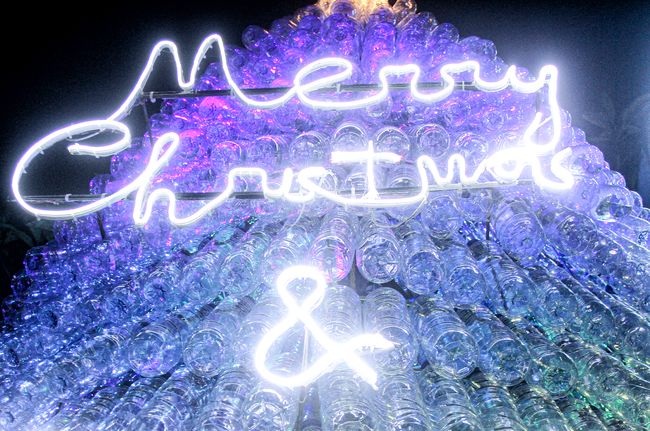 Unik!Ini Potret Pohon Natal Raksasa Dari Botol Bekas Di Bogor