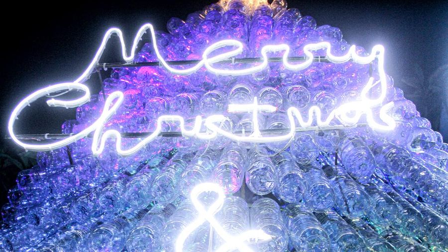 Pohon Natal berbahan daur ulang botol plastik dipasang di Hotel The 101 Bogor Suryakencana, Bogor, Jawa Barat, Indonesia pada 24 Desember 2022. Pohon Natal dibuat menggunakan 1.000 botol plastik bekas air mineral dengan tujuan membangun kesadaran masyarakat dengan memanfaatkan barang bekas sebagai dekorasi unik dan sebagai gerakan peduli lingkungan. (Photo by Adriana Adie/NurPhoto via Getty Images)
