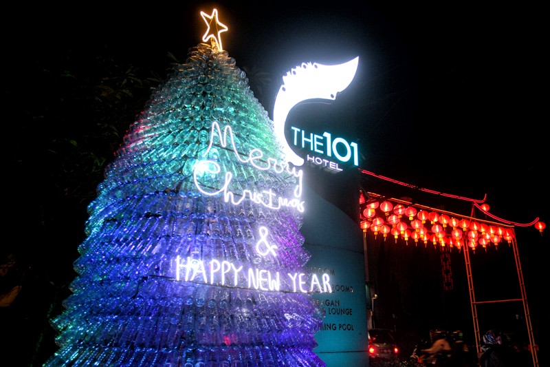 Pohon Natal berbahan daur ulang botol plastik dipasang di Hotel The 101 Bogor Suryakencana, Bogor, Jawa Barat, Indonesia pada 24 Desember 2022. Pohon Natal berbahan daur ulang botol plastik dipasang di Hotel The 101 Bogor Suryakencana, Bogor, Jawa Barat, Indonesia pada 24 Desember 2022. Pohon Natal dibuat menggunakan 1.000 botol plastik bekas air mineral dengan tujuan membangun kesadaran masyarakat dengan memanfaatkan barang bekas sebagai dekorasi unik dan sebagai gerakan peduli lingkungan. (Photo by Adriana Adie/NurPhoto via Getty Images)
