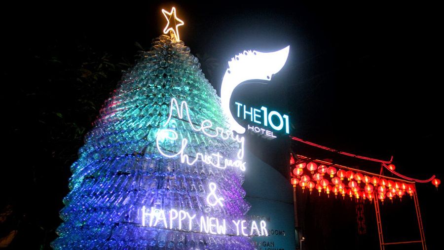 Pohon Natal berbahan daur ulang botol plastik dipasang di Hotel The 101 Bogor Suryakencana, Bogor, Jawa Barat, Indonesia pada 24 Desember 2022. Pohon Natal dibuat menggunakan 1.000 botol plastik bekas air mineral dengan tujuan membangun kesadaran masyarakat dengan memanfaatkan barang bekas sebagai dekorasi unik dan sebagai gerakan peduli lingkungan. (Photo by Adriana Adie/NurPhoto via Getty Images)