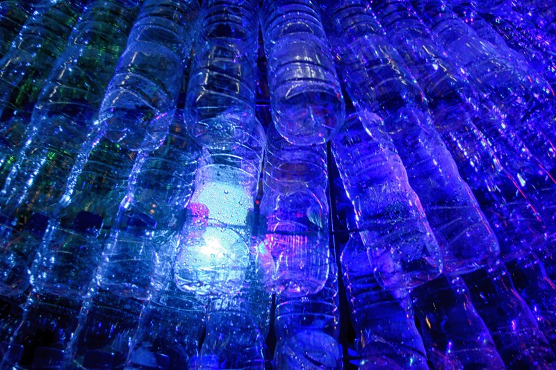 Pohon Natal berbahan daur ulang botol plastik dipasang di Hotel The 101 Bogor Suryakencana, Bogor, Jawa Barat, Indonesia pada 24 Desember 2022. Pohon Natal berbahan daur ulang botol plastik dipasang di Hotel The 101 Bogor Suryakencana, Bogor, Jawa Barat, Indonesia pada 24 Desember 2022. Pohon Natal dibuat menggunakan 1.000 botol plastik bekas air mineral dengan tujuan membangun kesadaran masyarakat dengan memanfaatkan barang bekas sebagai dekorasi unik dan sebagai gerakan peduli lingkungan. (Photo by Adriana Adie/NurPhoto via Getty Images)
