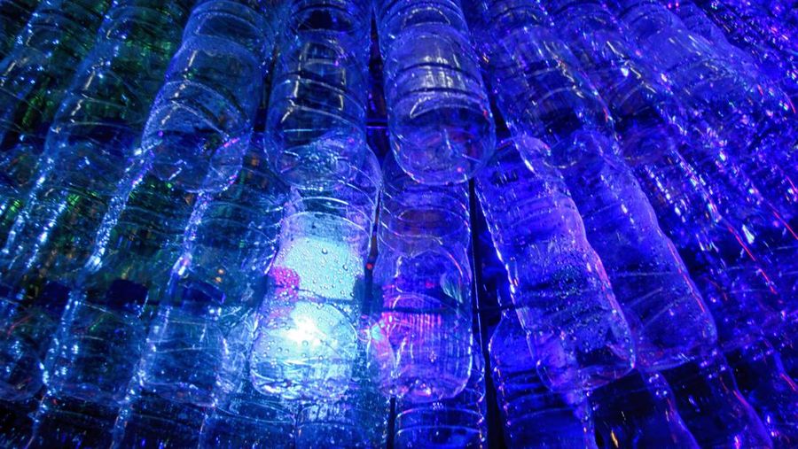 Pohon Natal berbahan daur ulang botol plastik dipasang di Hotel The 101 Bogor Suryakencana, Bogor, Jawa Barat, Indonesia pada 24 Desember 2022. Pohon Natal dibuat menggunakan 1.000 botol plastik bekas air mineral dengan tujuan membangun kesadaran masyarakat dengan memanfaatkan barang bekas sebagai dekorasi unik dan sebagai gerakan peduli lingkungan. (Photo by Adriana Adie/NurPhoto via Getty Images)