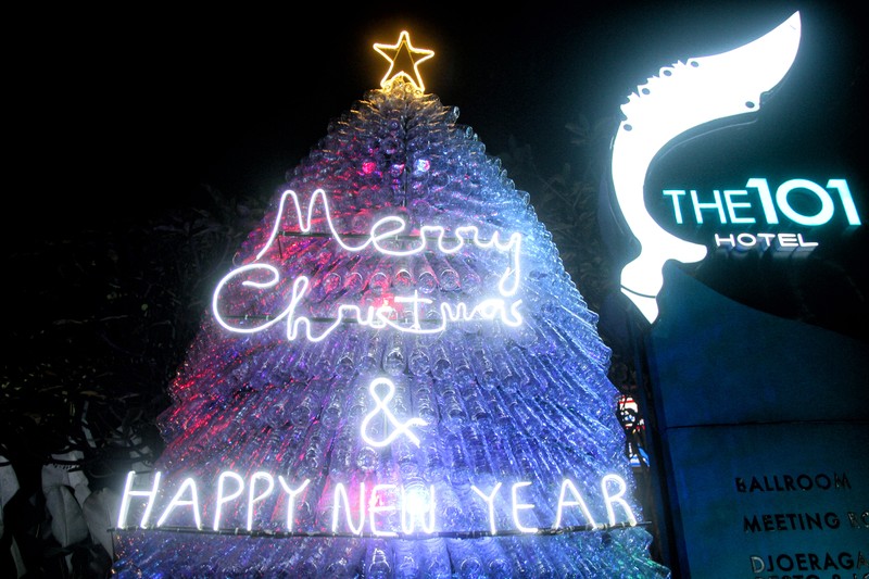 Pohon Natal berbahan daur ulang botol plastik dipasang di Hotel The 101 Bogor Suryakencana, Bogor, Jawa Barat, Indonesia pada 24 Desember 2022. Pohon Natal dibuat menggunakan 1.000 botol plastik bekas air mineral dengan tujuan membangun kesadaran masyarakat dengan memanfaatkan barang bekas sebagai dekorasi unik dan sebagai gerakan peduli lingkungan. (Photo by Adriana Adie/NurPhoto via Getty Images)