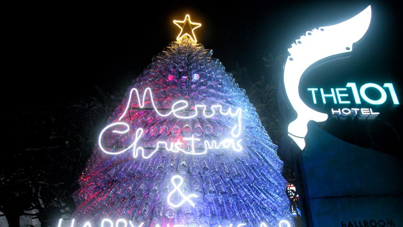 Pohon Natal berbahan daur ulang botol plastik dipasang di Hotel The 101 Bogor Suryakencana, Bogor, Jawa Barat, Indonesia pada 24 Desember 2022. Pohon Natal dibuat menggunakan 1.000 botol plastik bekas air mineral dengan tujuan membangun kesadaran masyarakat dengan memanfaatkan barang bekas sebagai dekorasi unik dan sebagai gerakan peduli lingkungan. (Photo by Adriana Adie/NurPhoto via Getty Images)