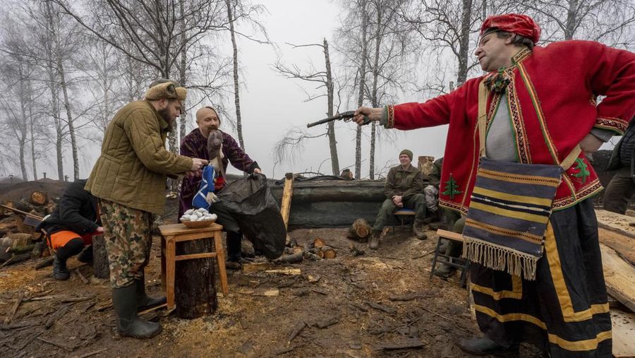 Prajurit Ukraina dengan resimen Polisi Patroli Tugas Khusus Dnipro-1 Raphael Karapitian 45, membawa pohon Natal yang dihias ke parit di garis depan, saat serangan Rusia terhadap Ukraina berlanjut, pada Malam Natal di Bakhmut, Ukraina, 24 Desember 2022. (REUTERS/Clodagh Kilcoyne)