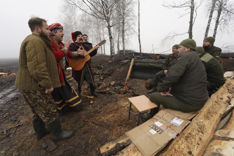 Prajurit Ukraina dengan resimen Polisi Patroli Tugas Khusus Dnipro-1 Raphael Karapitian 45, membawa pohon Natal yang dihias ke parit di garis depan, saat serangan Rusia terhadap Ukraina berlanjut, pada Malam Natal di Bakhmut, Ukraina, 24 Desember 2022. Prajurit Ukraina dengan resimen Polisi Patroli Tugas Khusus Dnipro-1 Raphael Karapitian 45, membawa pohon Natal yang dihias ke parit di garis depan, saat serangan Rusia terhadap Ukraina berlanjut, pada Malam Natal di Bakhmut, Ukraina, 24 Desember 2022. (REUTERS/Clodagh Kilcoyne)