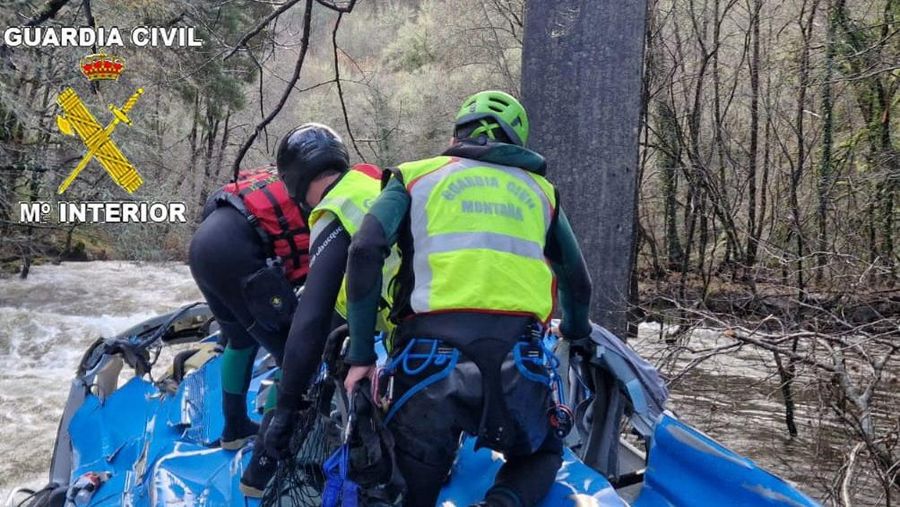 Bangkai bus terletak di sungai Lerez setelah jatuh saat melintasi jembatan, menewaskan empat orang, di Cerdedo-Cotobade, Spanyol barat laut, pada 25 Desember 2022. - Kecelakaan itu terjadi pada 24 Desember malam di dekat Vigo dan perbatasan dengan Portugal. Surat kabar regional La Voz de Galicia mengatakan bus itu membawa orang-orang yang mengunjungi orang yang mereka cintai yang dipenjara di Monterroso di Galicia tengah. Operasi penyelamatan harus dihentikan semalam karena cuaca buruk tetapi dilanjutkan di pagi hari. (BRAIS LORENZO/AFP via Getty Images)