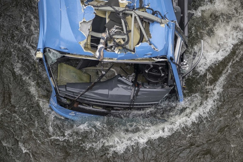 Bangkai bus terletak di sungai Lerez setelah jatuh saat melintasi jembatan, menewaskan empat orang, di Cerdedo-Cotobade, Spanyol barat laut, pada 25 Desember 2022. Bangkai bus terletak di sungai Lerez setelah jatuh saat melintasi jembatan, menewaskan empat orang, di Cerdedo-Cotobade, Spanyol barat laut, pada 25 Desember 2022. - Kecelakaan itu terjadi pada 24 Desember malam di dekat Vigo dan perbatasan dengan Portugal. Surat kabar regional La Voz de Galicia mengatakan bus itu membawa orang-orang yang mengunjungi orang yang mereka cintai yang dipenjara di Monterroso di Galicia tengah. Operasi penyelamatan harus dihentikan semalam karena cuaca buruk tetapi dilanjutkan di pagi hari. (BRAIS LORENZO/AFP via Getty Images)