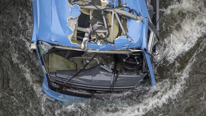 Bangkai bus terletak di sungai Lerez setelah jatuh saat melintasi jembatan, menewaskan empat orang, di Cerdedo-Cotobade, Spanyol barat laut, pada 25 Desember 2022. - Kecelakaan itu terjadi pada 24 Desember malam di dekat Vigo dan perbatasan dengan Portugal. Surat kabar regional La Voz de Galicia mengatakan bus itu membawa orang-orang yang mengunjungi orang yang mereka cintai yang dipenjara di Monterroso di Galicia tengah. Operasi penyelamatan harus dihentikan semalam karena cuaca buruk tetapi dilanjutkan di pagi hari. (BRAIS LORENZO/AFP via Getty Images)